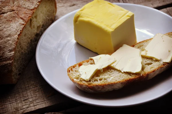 Свіжий домашній хліб з маслом — стокове фото