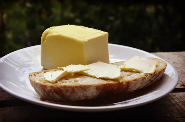 Pane fresco fatto in casa con burro e burro — Foto Stock