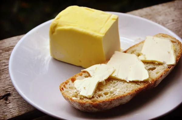 Свіжий домашній хліб з маслом — стокове фото