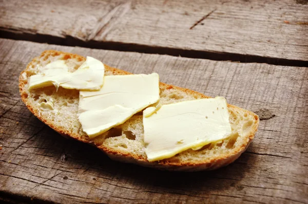 Свіжий хліб з маслом — стокове фото