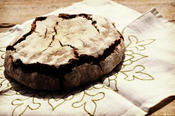 Παραδοσιακό μαύρο ψωμί στο τραπέζι vintage — Φωτογραφία Αρχείου