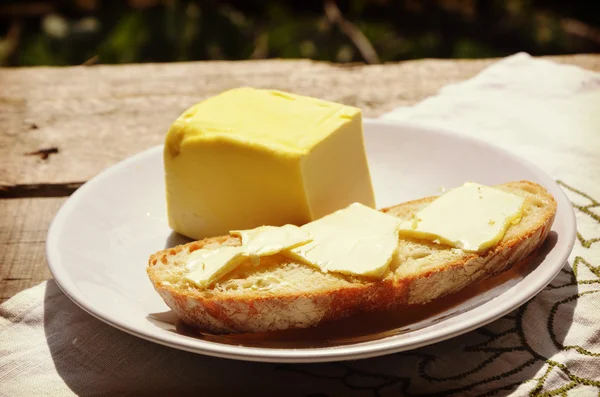 Petit déjeuner simple avec pain et beurre le matin — Photo