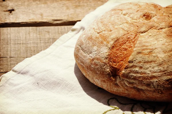 Ahşap doku tahta üzerinde taze pişmiş beyaz ekmek — Stok fotoğraf