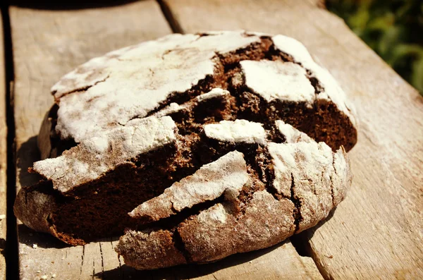Kromka chleba żytniego świeże i — Zdjęcie stockowe