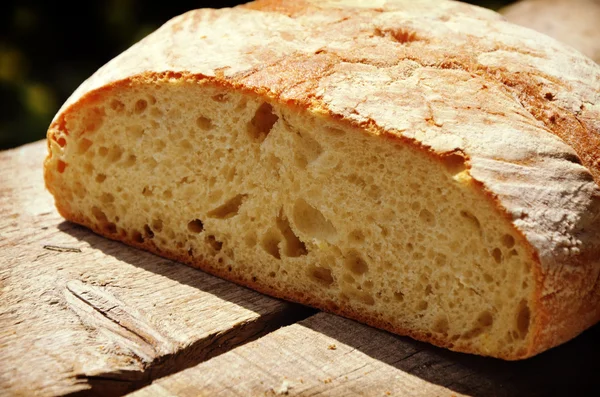 Čerstvě upečený chléb bílý na palubě dřevěné textury — Stock fotografie