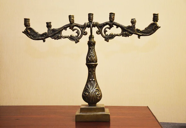 Menorah pe masă. Lumânare evreiască — Fotografie, imagine de stoc