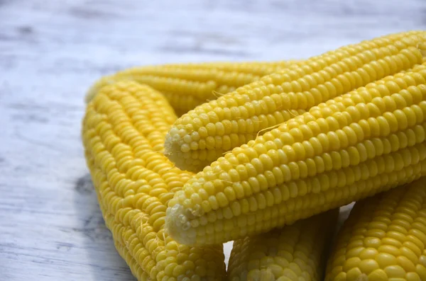 Fresh yellow sweet corn on wooden table — Stock Photo, Image