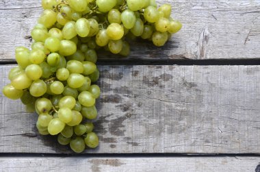üzerinde Yeşil üzüm demet ahşap arka plan, gıda portre