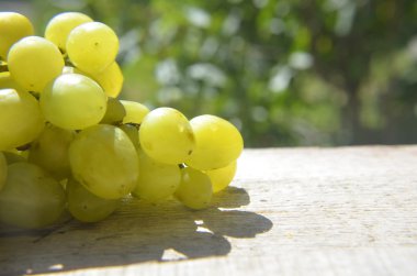 ahşap bir masa üzerinde bir sepet içinde organik beyaz üzüm