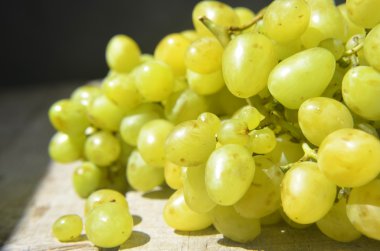 Yeşil arka planda olgun beyaz üzümler