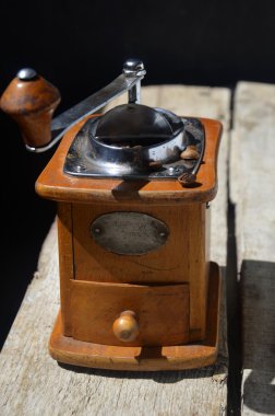 Vintage Kahve değirmeni ve ahşap arka plan üzerinde fasulye