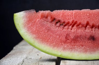 Yaz ve taze karpuz Tema: bir adam bir dilim karpuz yeşil bir arka plan üzerinde tutar.