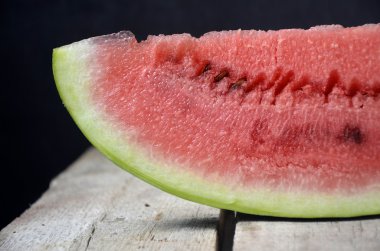 Yaz ve taze karpuz Tema: bir adam bir dilim karpuz yeşil bir arka plan üzerinde tutar.