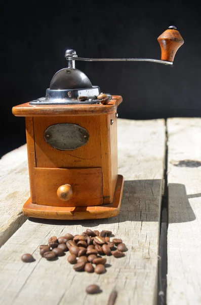 Molinillo de café vintage y frijoles sobre fondo de madera — Foto de Stock