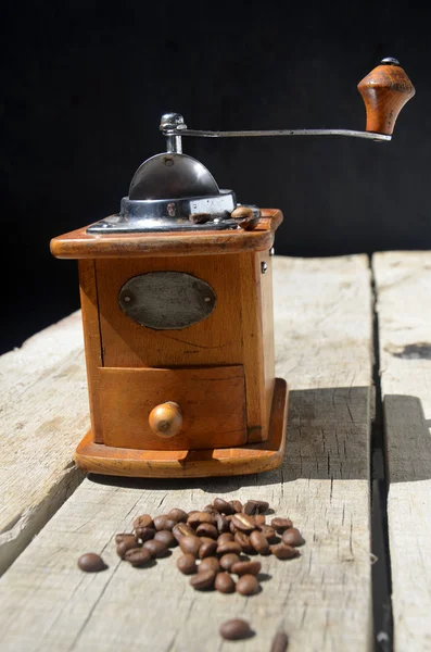 Molinillo de café vintage y frijoles sobre fondo de madera — Foto de Stock