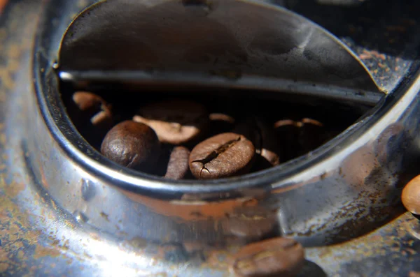 Moulin à café vintage et haricots sur fond en bois — Photo