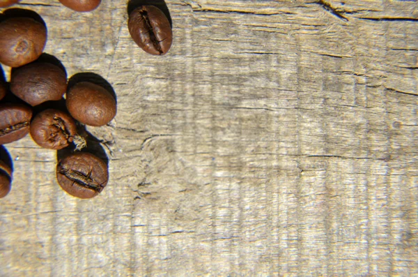 Granos de café background.Vintage molinillo de café y frijoles sobre fondo de madera — Foto de Stock