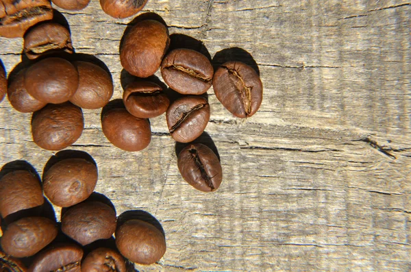 Granos de café background.Vintage molinillo de café y frijoles sobre fondo de madera — Foto de Stock