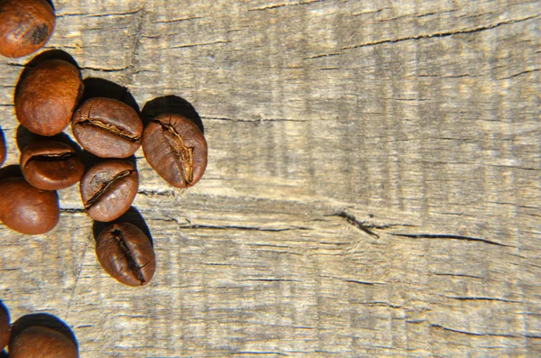 Granos de café background.Vintage molinillo de café y frijoles sobre fondo de madera — Foto de Stock