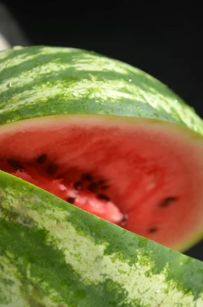 Färsk skivad vattenmelon trä bakgrund — Stockfoto