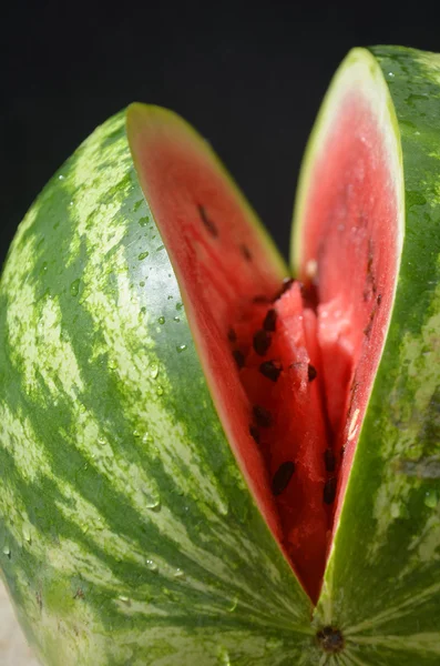Färsk skivad vattenmelon trä bakgrund — Stockfoto