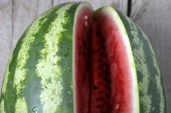 Fresh Cut watermelon on a wooden table in the garden. — Stock Photo, Image