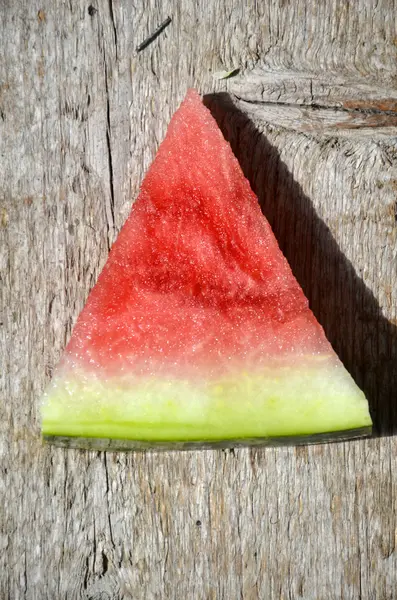 Menjilat semangka segar. Tutup. — Stok Foto