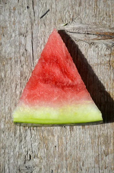 Menjilat semangka segar. Tutup. — Stok Foto