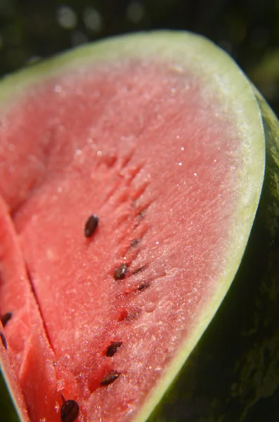 Mogen vattenmelon på wicker bricka på bordet på trä bakgrund — Stockfoto