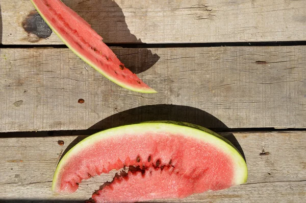 Mogen vattenmelon på wicker bricka på bordet på trä bakgrund — Stockfoto