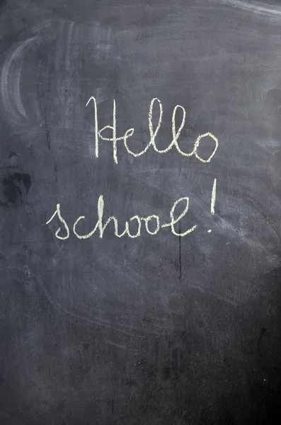 Hallo school, terug naar school, Bye Bye zomer. belettering. Hand getrokken belettering door krijt op groene krijtbord. Groene krijtbord. Hand getrokken ontwerpelementen. — Stockfoto