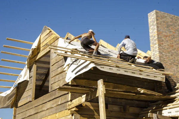 Construção de casas feitas de madeira e tijolo — Fotografia de Stock