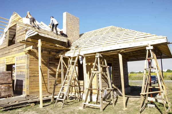 Construcción de casas de madera y ladrillo — Foto de Stock