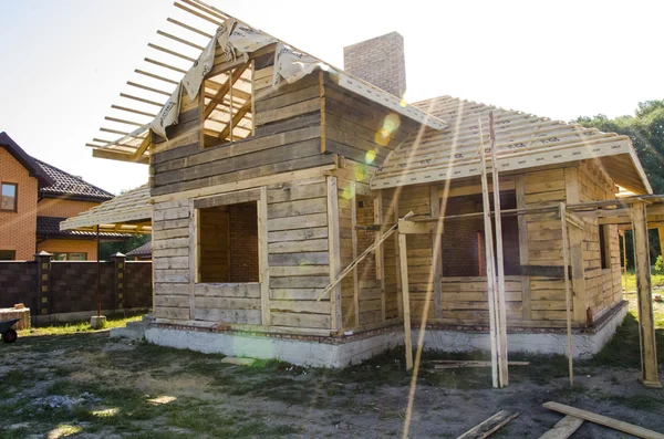 Construção de casas feitas de madeira e tijolo — Fotografia de Stock