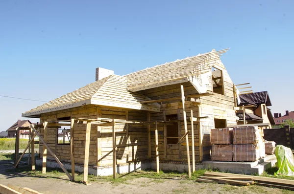 Construção de casas feitas de madeira e tijolo — Fotografia de Stock