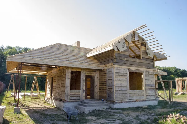 Construcción de casas de madera y ladrillo — Foto de Stock