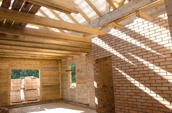 Construção de casas feitas de madeira e tijolo — Fotografia de Stock