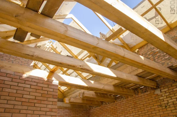 Construção de casas feitas de madeira e tijolo — Fotografia de Stock