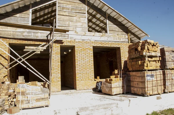 Construir uma casa de tijolo e viga de madeira — Fotografia de Stock