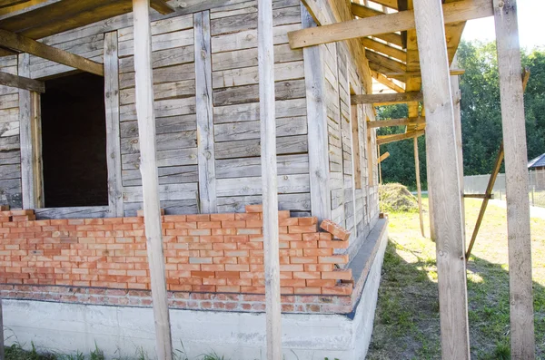 Постройте дом из кирпича и деревянного бруса — стоковое фото