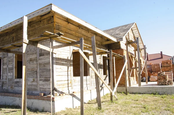 Construire une maison de briques et poutres en bois — Photo