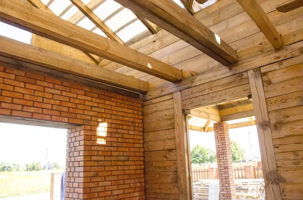 Construir una casa de ladrillo y viga de madera — Foto de Stock