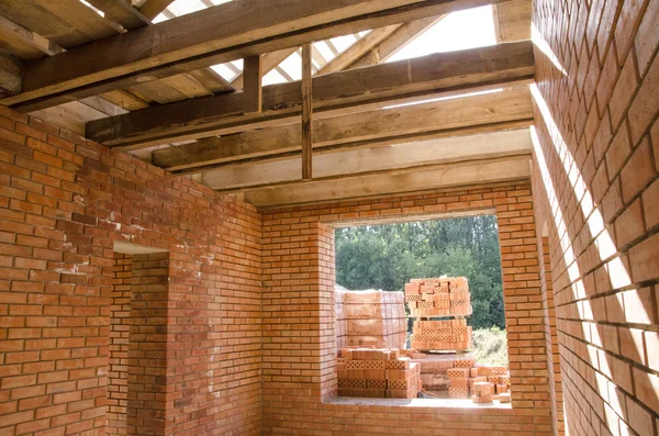 Construir uma casa de tijolo e viga de madeira — Fotografia de Stock