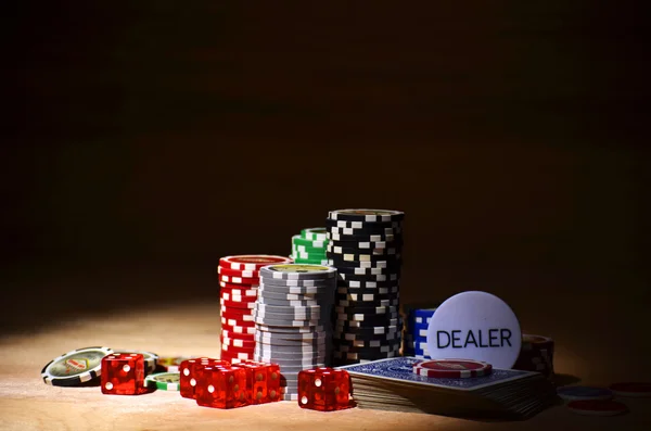 Pokerkaarten en poker chips — Stockfoto