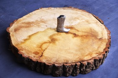 Gümüş çizmeler (İtalya'nın bir sembolü) ahşap bir dilim üzerinde duran