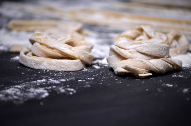 Genç bir kadın makarna hamur el ile kneads