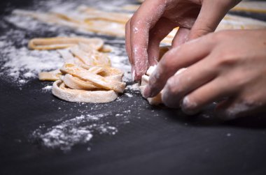 Genç bir kadın makarna hamur el ile kneads