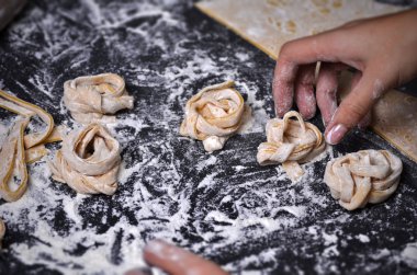 Genç bir kadın makarna hamur el ile kneads