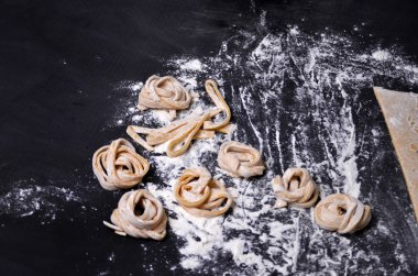 Genç bir kadın makarna hamur el ile kneads