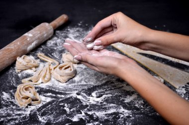 Genç bir kadın makarna hamur el ile kneads